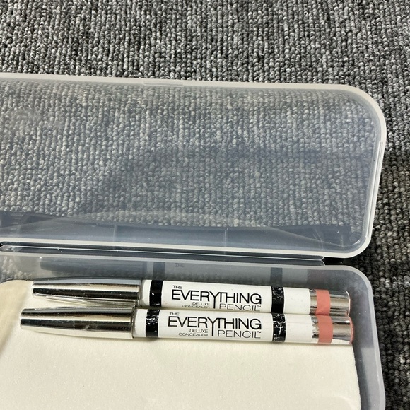 The Everything Pencil Concealer- soft pink set of 2 - Picture 6 of 7